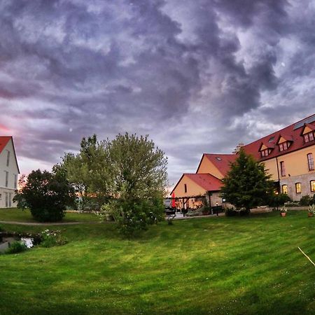 Hotel Und Restaurant Rittergut Kreipitzsch 萨勒河畔瑙姆堡 外观 照片