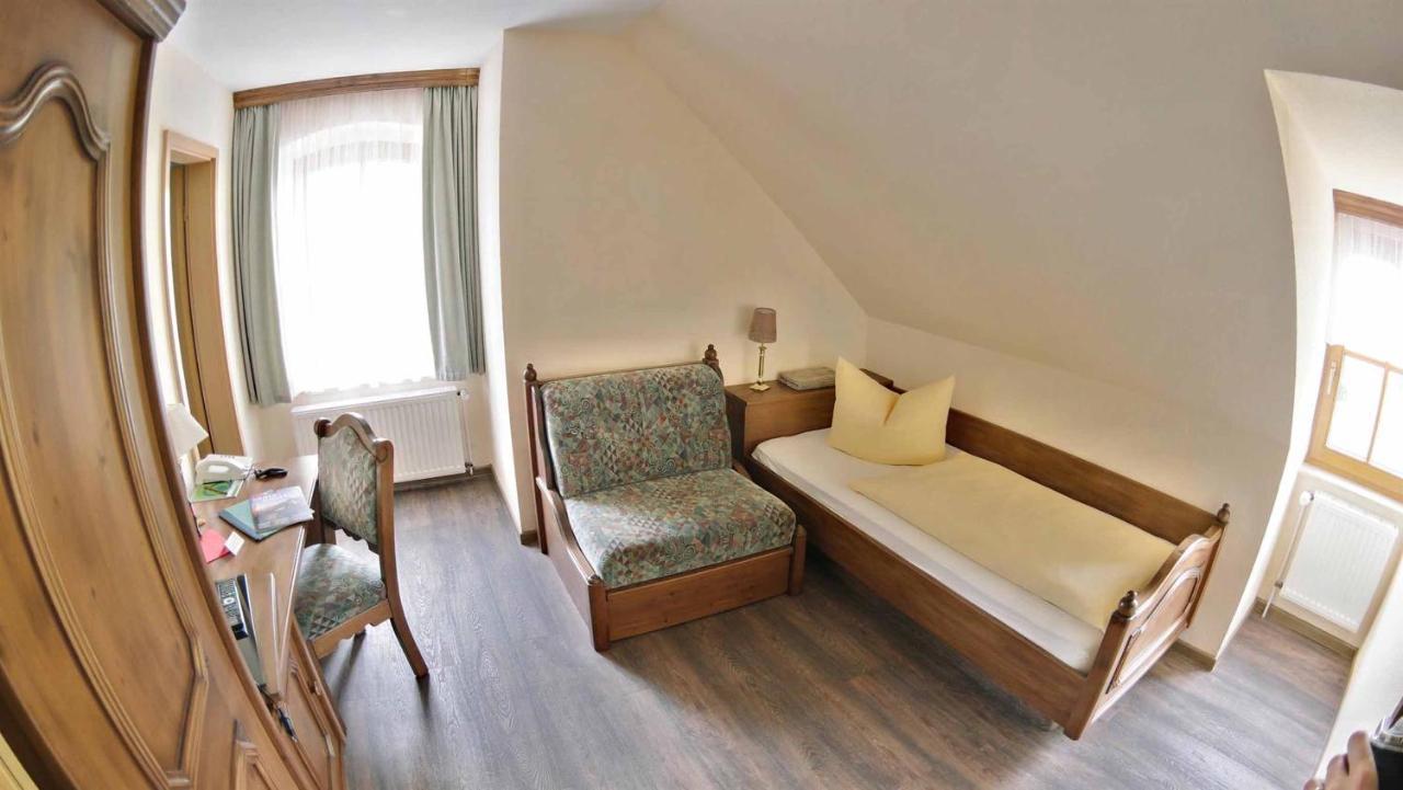 Hotel Und Restaurant Rittergut Kreipitzsch 萨勒河畔瑙姆堡 外观 照片