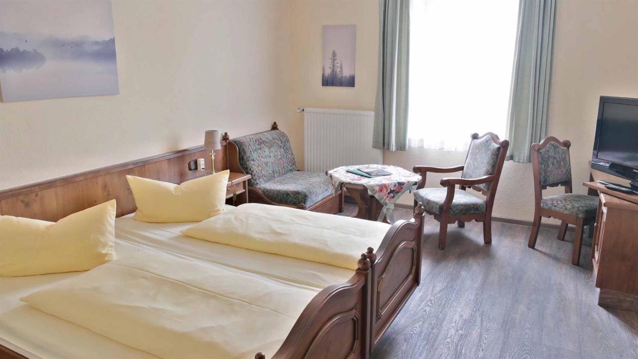 Hotel Und Restaurant Rittergut Kreipitzsch 萨勒河畔瑙姆堡 外观 照片