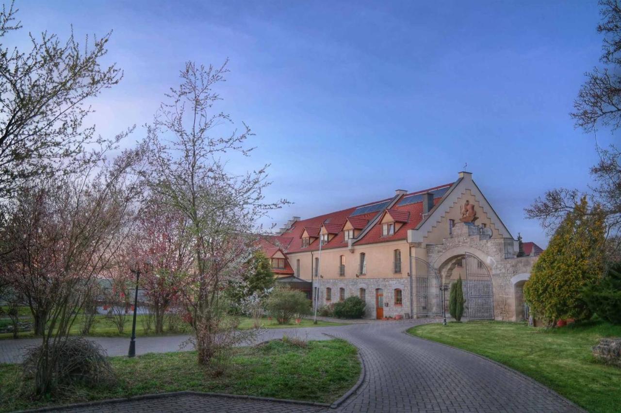 Hotel Und Restaurant Rittergut Kreipitzsch 萨勒河畔瑙姆堡 外观 照片