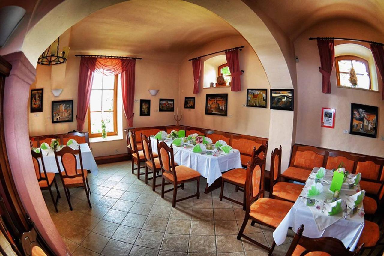 Hotel Und Restaurant Rittergut Kreipitzsch 萨勒河畔瑙姆堡 外观 照片