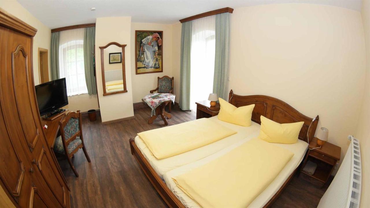 Hotel Und Restaurant Rittergut Kreipitzsch 萨勒河畔瑙姆堡 外观 照片
